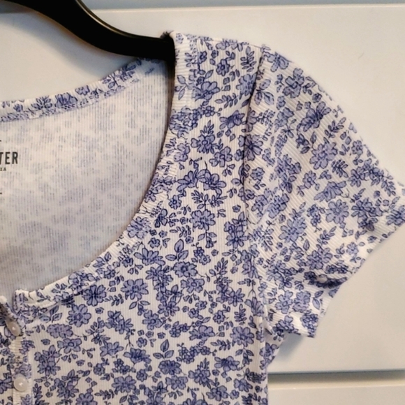 Hollister blue floral top - Picture 5 of 12